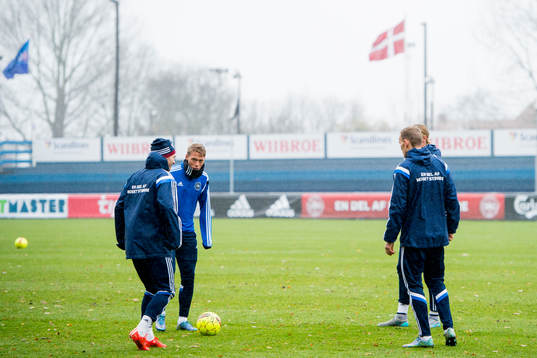 Danmarks Viktor Fischer värmer upp