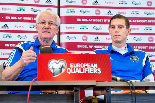 Danmarks förbundskapten Morten Olsen och Daniel Agger