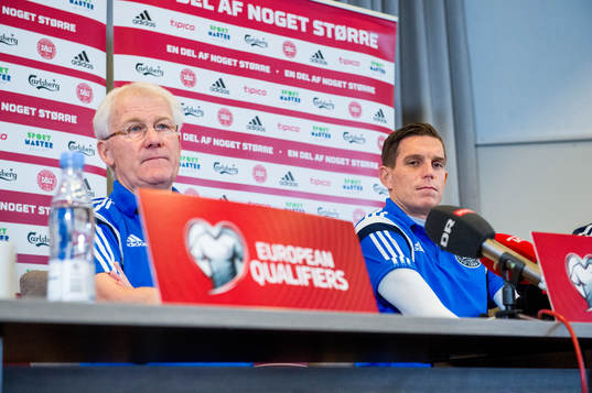 Danmarks förbundskapten Morten Olsen och Daniel Agger