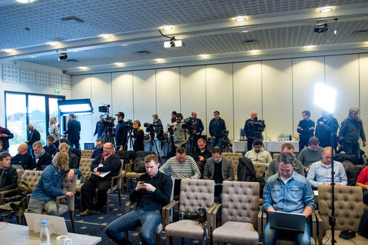 Media väntar på att en presskonferens med Danmarks