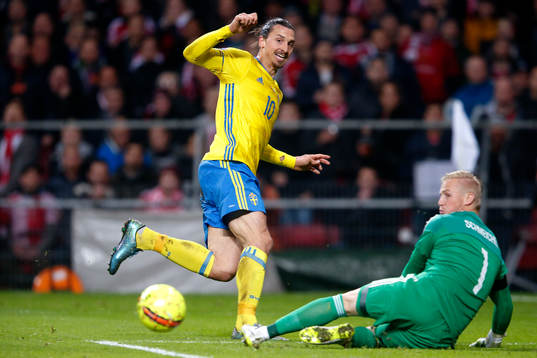 Sveriges Zlatan Ibrahimovic skjuter ett skott som räddas