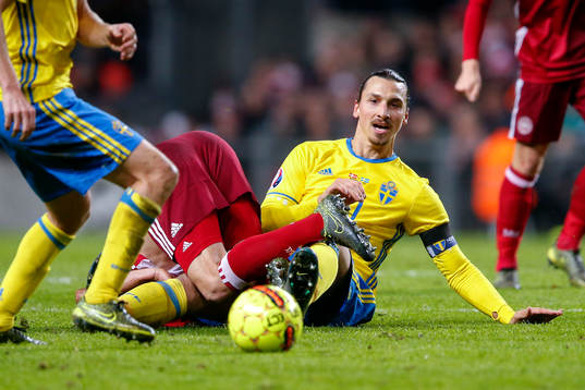 Danmarks Daniel Agger ramlar över Sveriges Zlatan