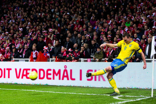 Sveriges Kim Källström med hörnan som resulterar i 0-1