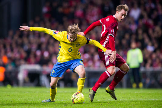 Sveriges Emil Forsberg i kamp om bollen med Danmarks