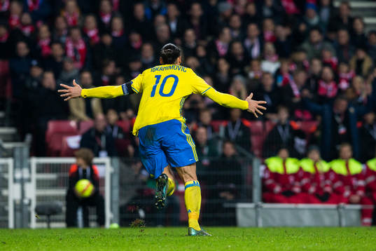 Sveriges Zlatan Ibrahimovic jublar