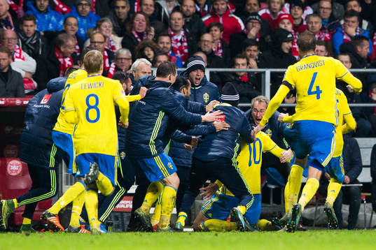 Sveriges spelare och ledare jublar