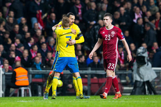Sveriges Sebastian Larsson och Zlatan Ibrahimovic jublar
