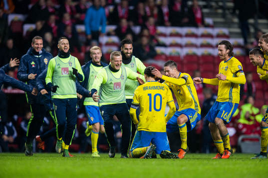 Sveriges Zlatan Ibrahimovic och de andra spelarna jublar