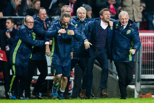 Sveriges players manager Marcus Allbäck och andra ledare