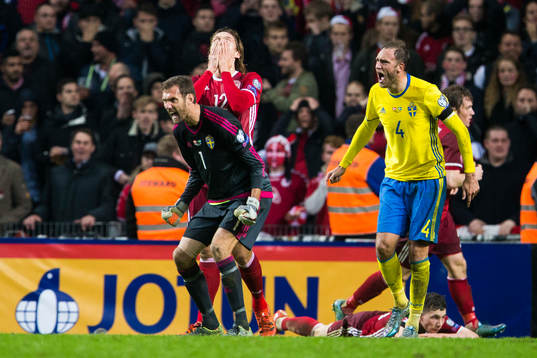 Sveriges målvakt Andreas Isaksson och Andreas Granqvist