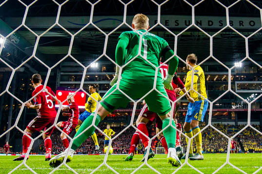 Sveriges Zlatan Ibrahimovic gör 1-0 för Sveriges bakom