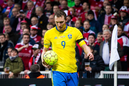 Sveriges Kim Källström med bollen innan en hörna