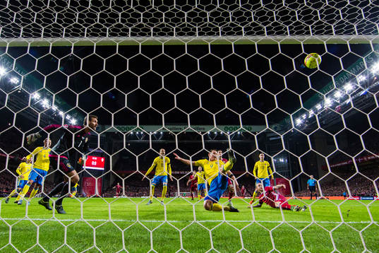 Sveriges målvakt Andreas Isaksson och Kim Källström
