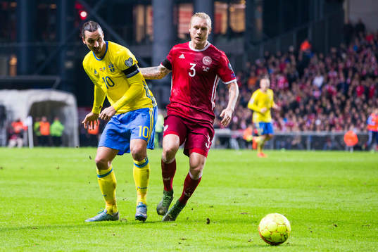 Sveriges Zlatan Ibrahimovic och Danmarks Simon Kjär