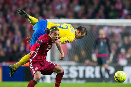 Sveriges Kim Källström bjuds på en flygtur av Danmarks
