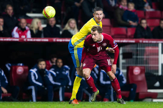 Sveriges Mikael Lustig i kamp om bollen med Danmarks
