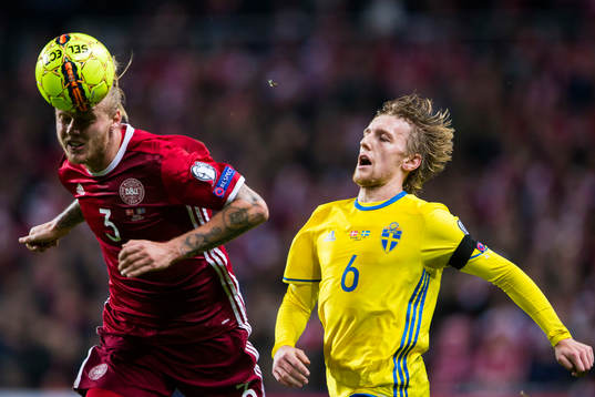 Danmarks Simon Kjär och Sveriges Emil Forsberg