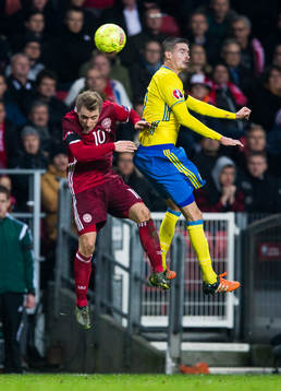 Danmarks Christian Eriksen i en nickduell med Sveriges