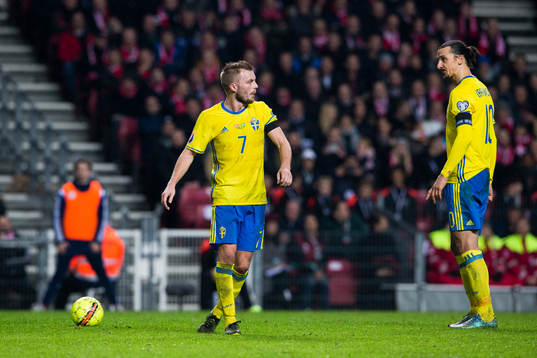 Sveriges Sebastian Larsson tittar mot Zlatan Ibrahimovic