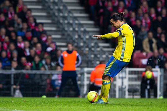 Zlatan Ibrahimovic med frisparken som resulterar i 2-0 för