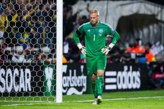 Danmarks målvakt Kasper Schmeichel ser deppig ut