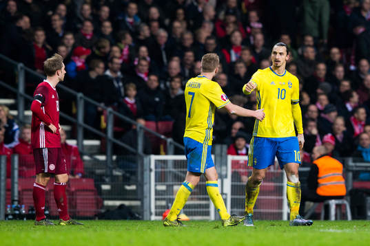 Sveriges Sebastian Larsson och Zlatan Ibrahimovic jublar