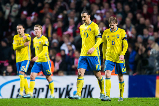 Sveriges Zlatan Ibrahimovic och Emil Forsberg ser deppiga ut