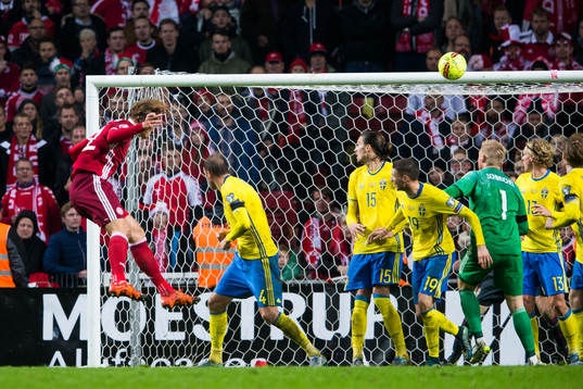 Danmarks Jannik Vestergaard nickar in 2-2