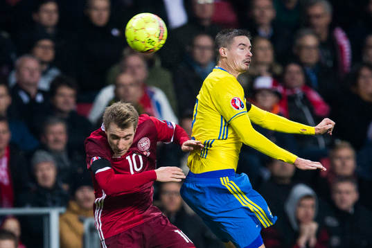 Danmarks Christian Eriksen i en nickduell med Sveriges