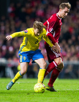 Sveriges Emil Forsberg i kamp om bollen med Danmarks