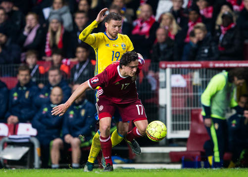 Sveriges Marcus Berg i kamp om bollen med Danmarks Thomas