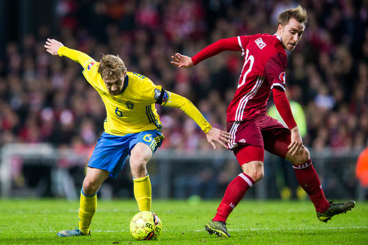 Sveriges Emil Forsberg i kamp om bollen med Danmarks