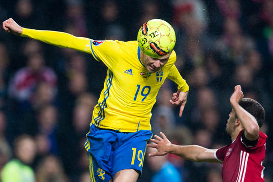 Sveriges Marcus Berg nickar förbi Danmarks Riza Durmisi