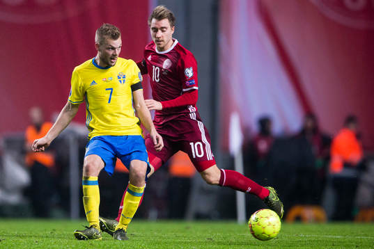 Sveriges Sebastian Larsson och Danmarks Christian Eriksen