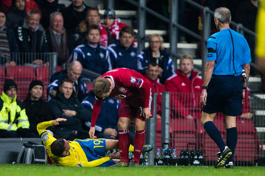 Sveriges Marcus Berg blir liggande