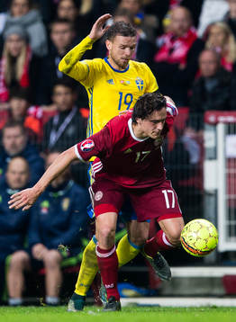 Sveriges Marcus Berg i kamp om bollen med Danmarks Thomas