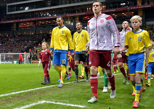 Sveriges Zlatan Ibrahimovic och Danmarks Daniel Agger gör