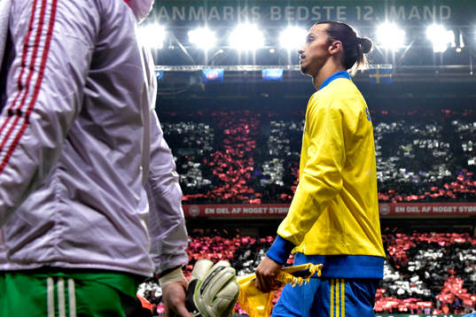 Sveriges Zlatan Ibrahimovic gör entré innan