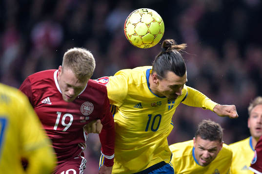 Danmarks Nicolai Jörgensen och Sveriges Zlatan Ibrahimovic