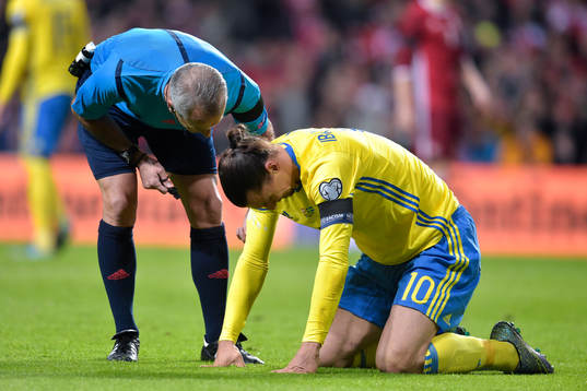 Sveriges Zlatan Ibrahimovic deppar och har ont