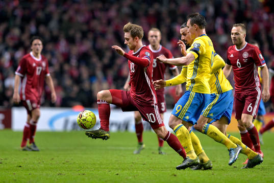 Danmarks Christian Eriksen jagas av Sveriges Zlatan