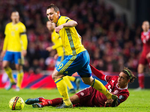 Sveriges Kim Källström i en duell med Danmarks Yussuf