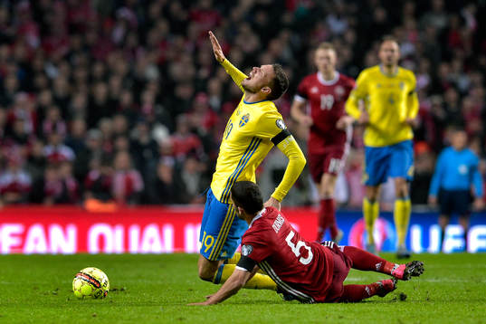 Sveriges Marcus Berg blir fälld av Danmarks Riza Durmisi