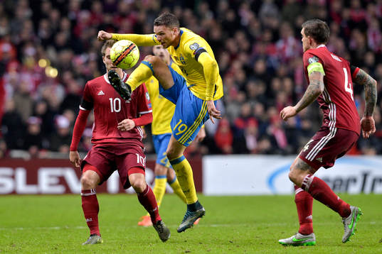 Sveriges Marcus Berg framför Danmarks Christian Eriksen