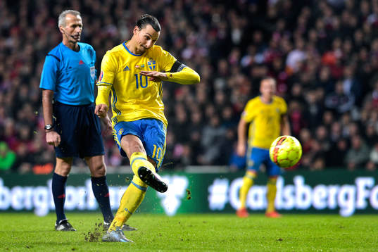 Sveriges Zlatan Ibrahimovic skjuter bollen till 0-2