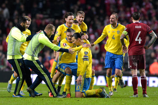 Sveriges spelare jublar just Zlatan Ibrahimovic