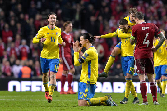 Sveriges spelare jublar just Zlatan Ibrahimovic