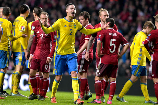 Sveriges Mikael Lustig jublar mot publiken