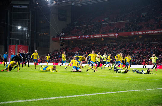 Sveriges spelare jublar mot publiken