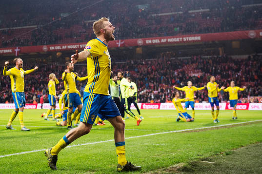 Sveriges Sebastian Larsson jublar